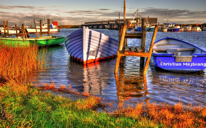 Dock, лодки, река, трава, облака обои,s изображение