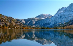 Озеро, горы, небо, деревья, осень, вода отражение HD обои
