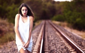 Белая девушка платье на железной дороге