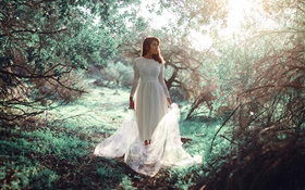Белое платье девушки в лесу, солнце, блики HD обои