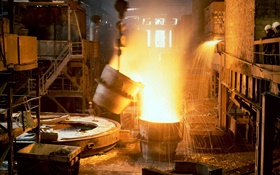 Литейный завод, расплавленный металл