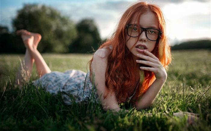 Красные волосы девушка лежала трава, очки обои,s изображение