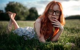 Красные волосы девушка лежала трава, очки HD обои