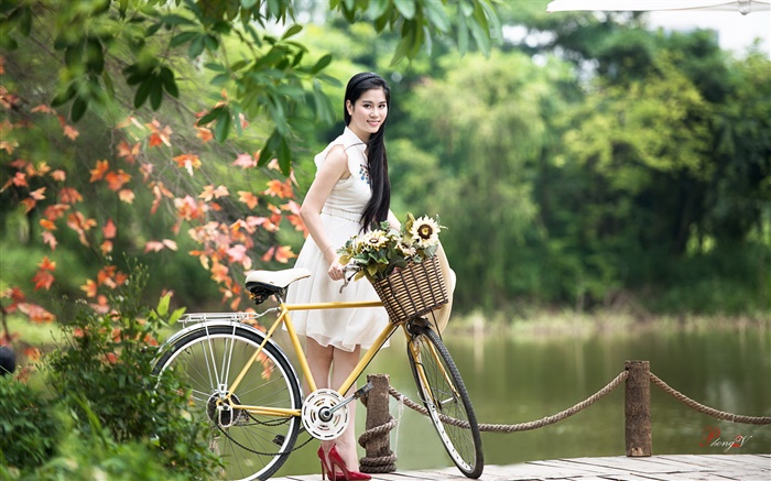 Улыбка Азиатская девушка, белое платье, велосипед, парк обои,s изображение