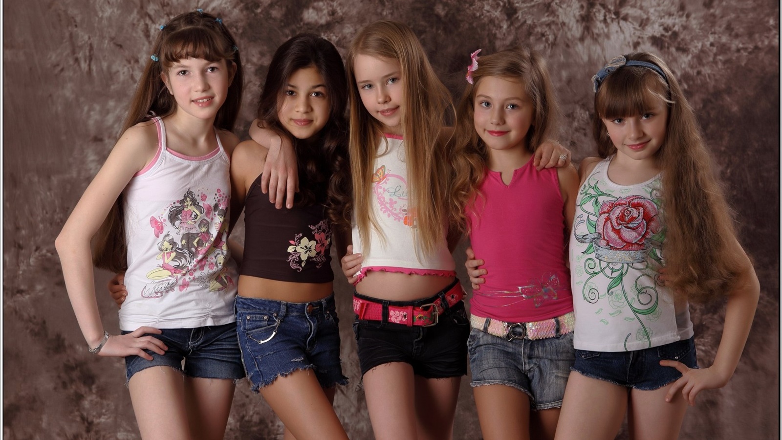 Модные показы пять прекрасных маленьких девочек детей