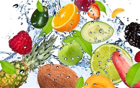 Различные виды фруктов в воде HD обои