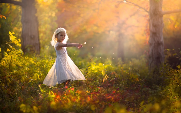 Симпатичная маленькая девочка в лесу, дети обои,s изображение