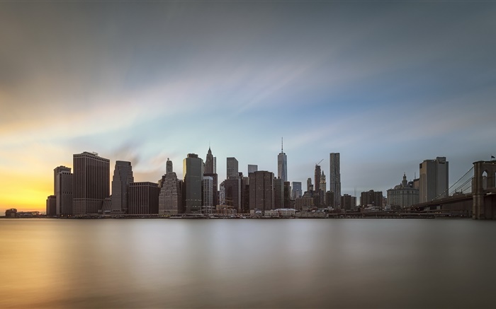 Манхэттен, город в сумерках, отражение воды, США обои,s изображение