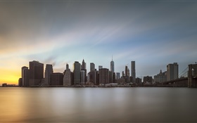 Манхэттен, город в сумерках, отражение воды, США
