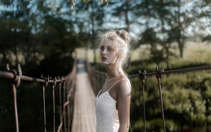 Белое платье блондинка девушка на мосту обои,s изображение