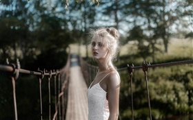 Белое платье блондинка девушка на мосту HD обои