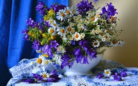 Белые желтые синие цветы, ваза
