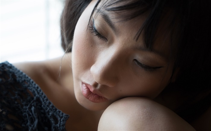 Азиатская девушка спит обои,s изображение