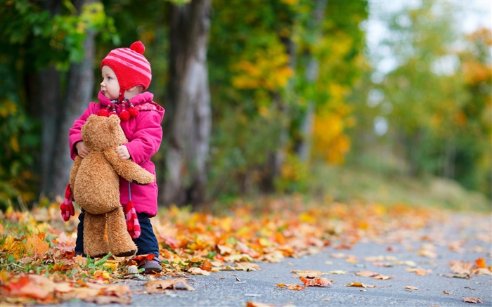 Милый ребенок и плюшевый медведь осенью обои,s изображение
