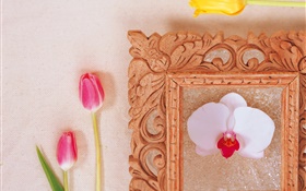 Розовые тюльпаны и белый фаленопсис