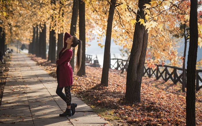Красное платье девушка, танец, парк, деревья, осень обои,s изображение