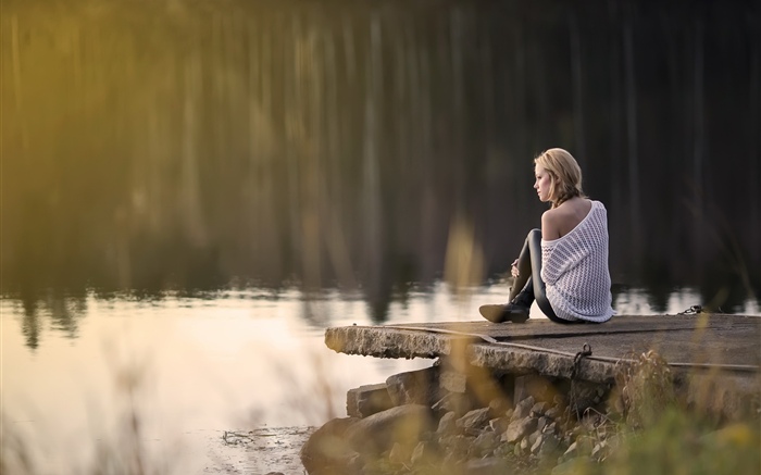 Девочка сидит на берегу озера обои,s изображение