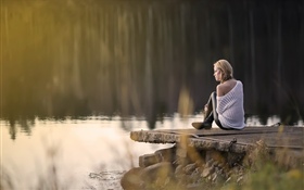 Девочка сидит на берегу озера HD обои