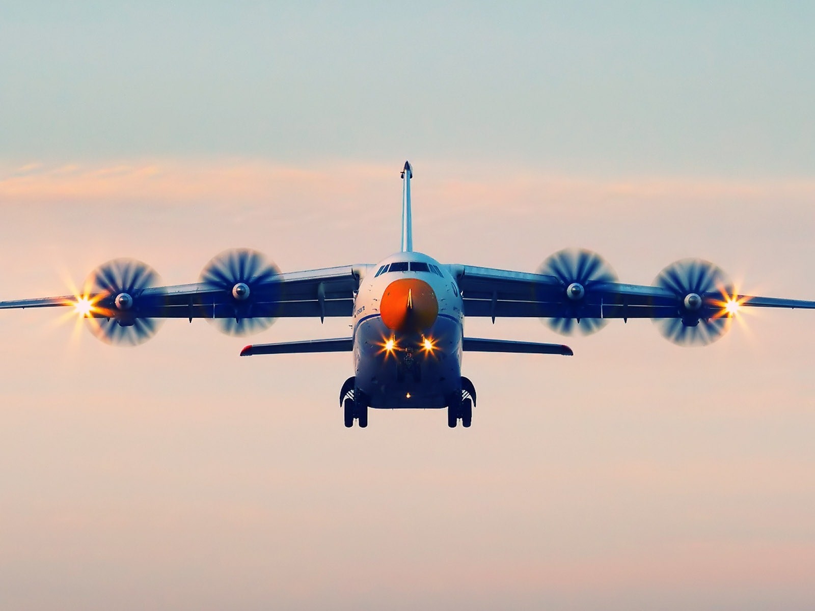Антонов самолет Ан-70 полет 1600x1200 обои