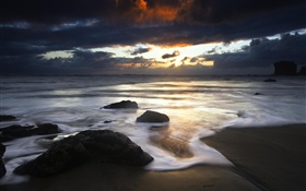 Пляж, камни, море, облака, закат HD обои