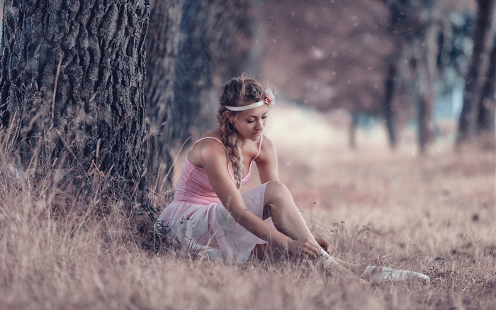 Милая молодая девушка, балерина, трава, дерево обои,s изображение