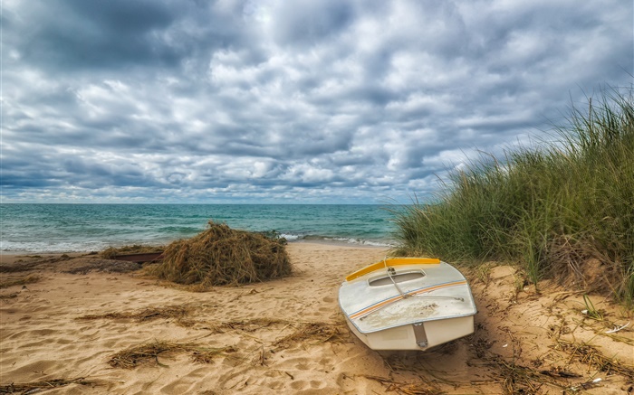 Пляж, море, лодка, трава, облака обои,s изображение