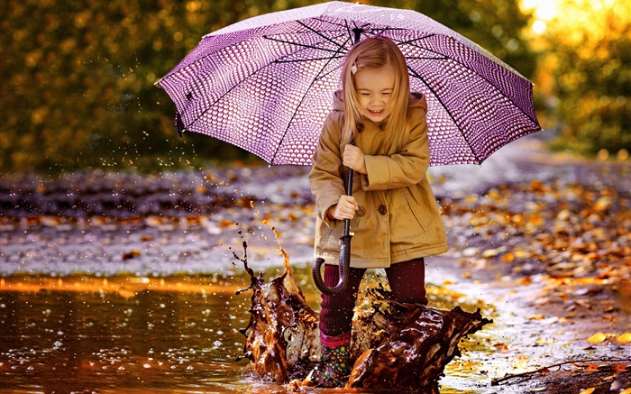 Милая маленькая девочка, играй воду, зонтик обои,s изображение